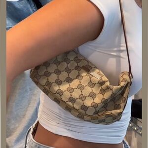 Authentic Gucci GG Canvas Classic Pochette In Classic Brown